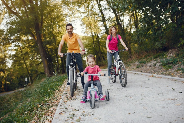 familie på cykeltur